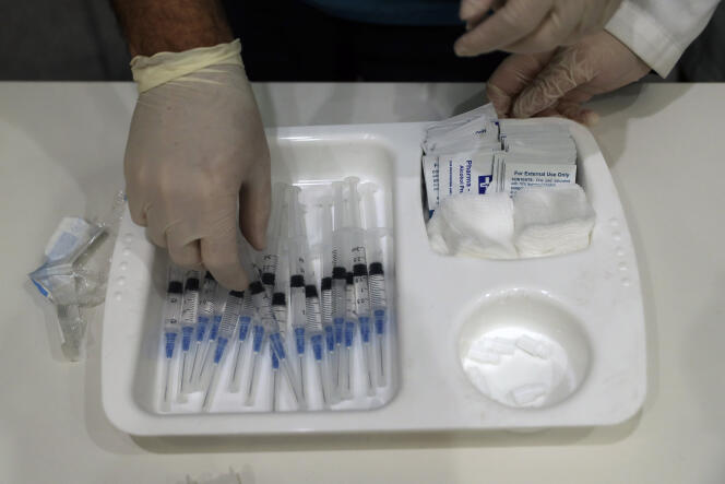 Des soignants préparent les seringues pour administrer le vaccin Pfizer-BioNTech, à l’American University Medical Center de Beyrouth, au Liban, le 14 février 2021.