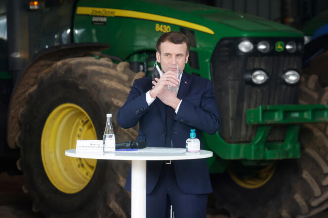 Emmanuel Macron visite une ferme à Etaules (Côte-d’Or), le 23 février.