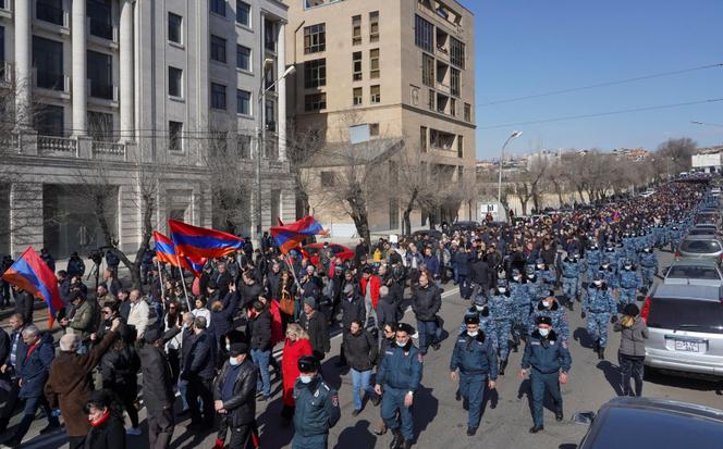 Des manifestants défilent pour demander la démission du premier ministre arménien, à Erevan, le 26 février.