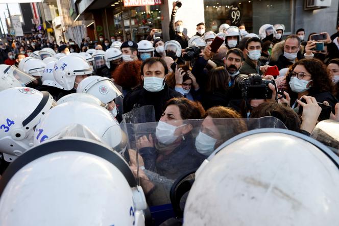 Des sympathisants du Parti démocratique des peuples (HDP, gauche prokurde) lors d’un rassemblement de soutien aux étudiants de l’université du Bosphore, à Istanbul, en Turquie, le 4 février 2021.