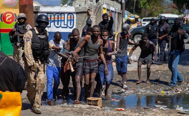 Des fugitifs sont ramenés par les forces de l’ordre à la prison de la Croix-des-Bouquets, à Port-au-Prince (Haïti), le 25 février.