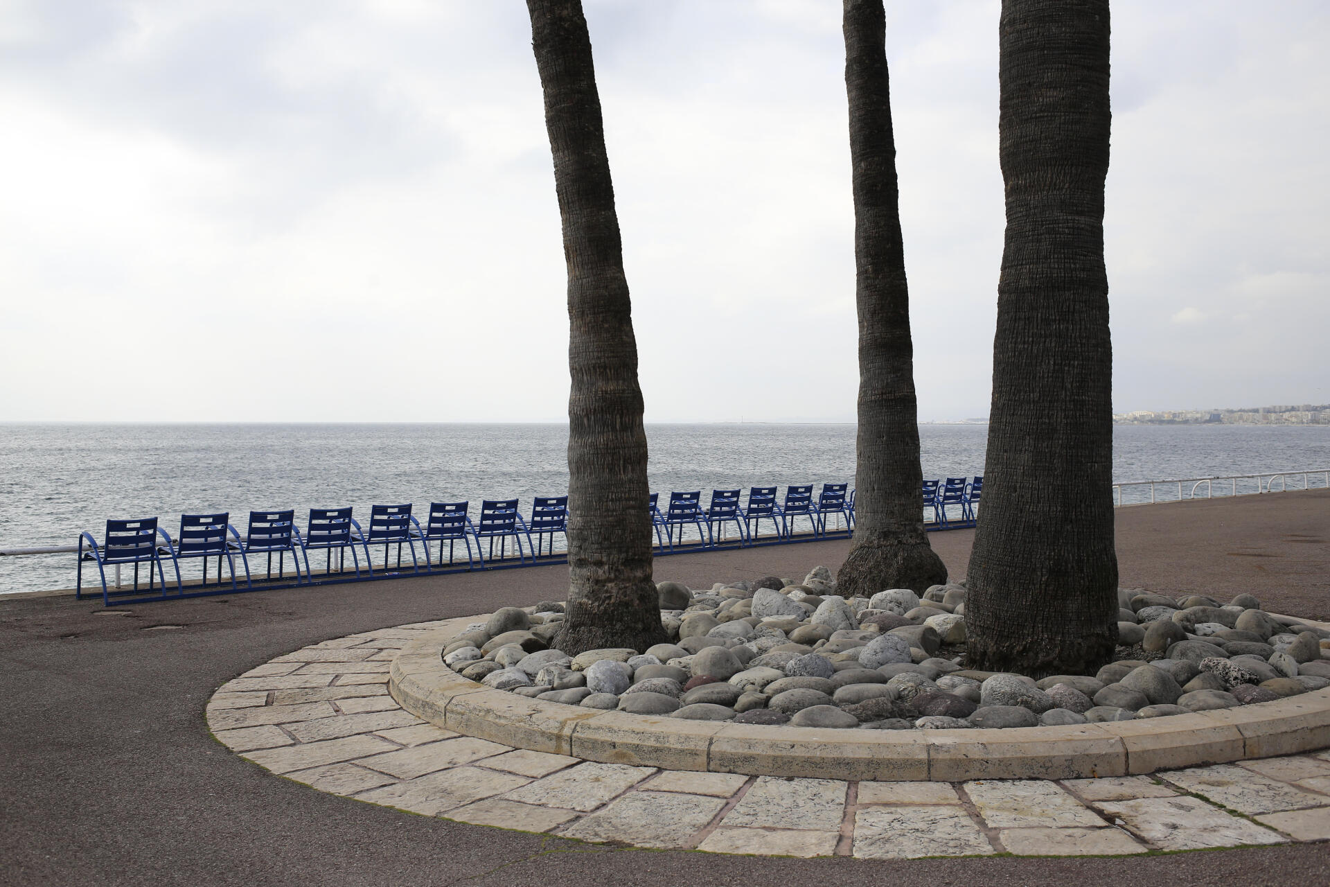 La chaussée sud de la promenade des Anglais est interdite d'accès durant le confinement du week-end, à Nice, le 27 février 2021.