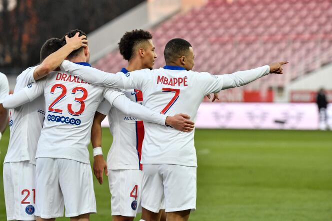 Les joueurs parisiens célèbrent un but marqué contre leurs adversaires dijonnais, le 27 février à Dijon.