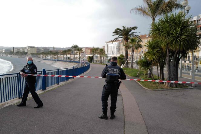 Des policiers interdisent l’accès à la plage depuis la promenade des Anglais, à Nice, le 27 février.