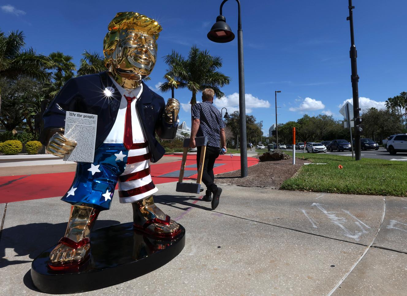 Statue in Form von Donald Trump in der Nähe des Ortes, an dem der frühere Präsident am Sonntag, dem 28. Februar, in Orlando, Florida, seine Konferenz mit konservativen Aktivisten abhielt.