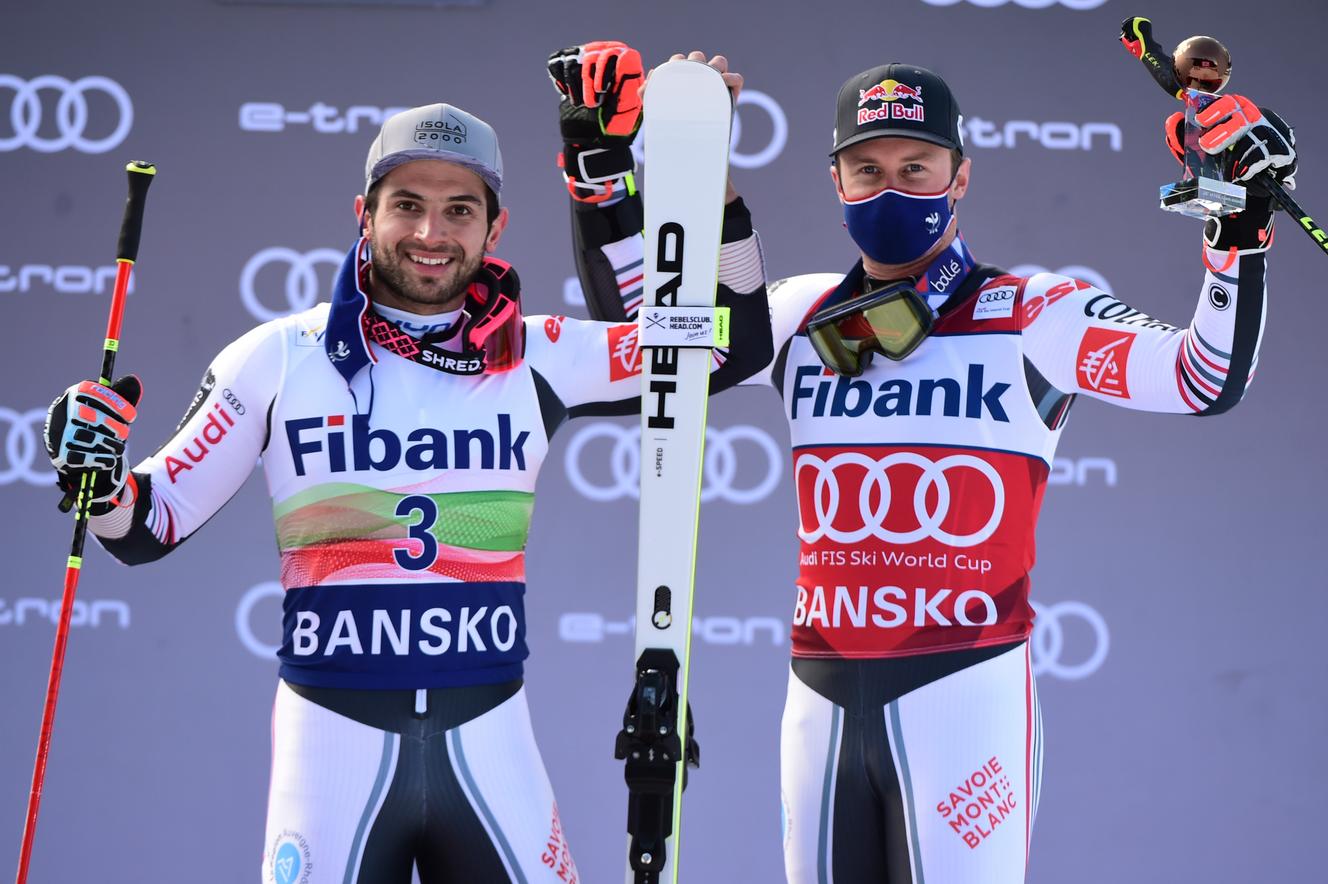 Mathieu Faivre e Alexis Pinturault al termine della gara, a Bansko (Bulgaria), il 28 febbraio.