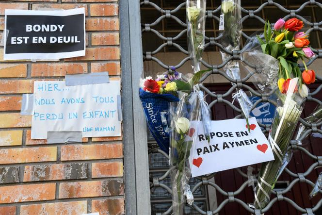 Messages d’hommage devant le centre Nelson-Mandela de Bondy. Une marche blanche a été annoncée pour mercredi 3 mars après-midi à l’appel de la mairie et du club de boxe de la ville.