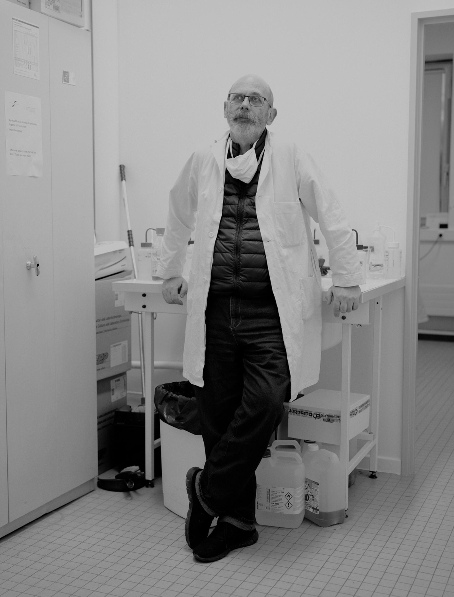 Le chercheur en pharmacologie, Christian D. Muller, dans son laboratoire, à l’université de Strasbourg.