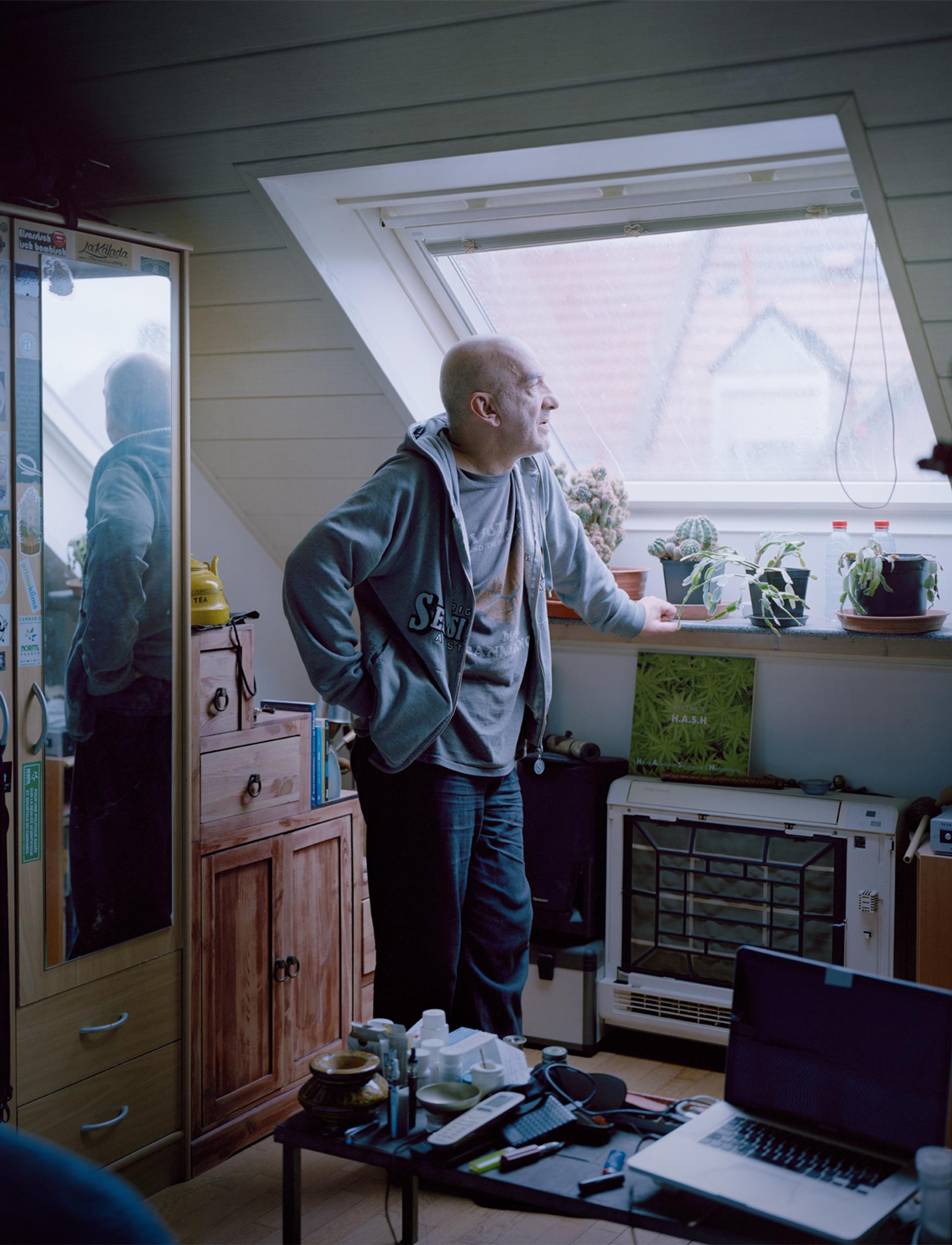 Bertrand Rambaud, dans son appartement à Strasbourg, milite depuis trente ans pour des traitements à base de cannabis.