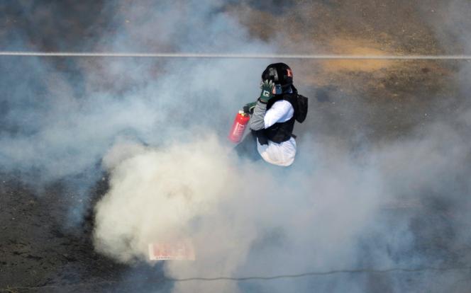 Près de la prison d’Insein à Rangoun, les forces de sécurité ont tiré sur des manifestants rassemblés pour protester contre les multiples arrestations de la veille.