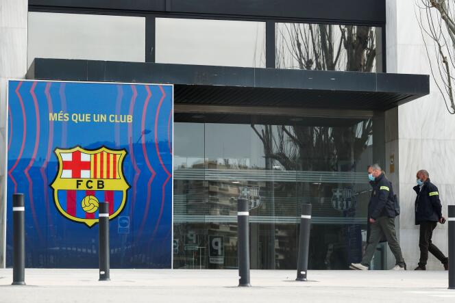 Des policiers des Mossos d’esquadra arrivent dans les bureaux du FC Barcelone à Barcelone, Espagne, le 1er mars 2021.