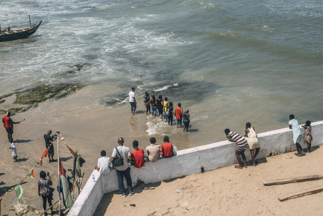 Un groupe de touristes afro-américains participent à une cérémonie du souvenir après avoir visité la « porte de non-retour »  au fort de Cape Coast, au Ghana, le 18 août 2019.