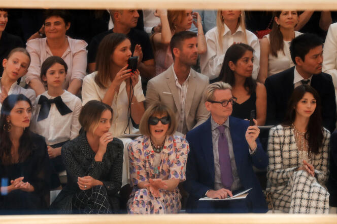 Défilé de la collection haute couture de Chanel, à Paris, le 2 juillet 2019. De gauche à droite : l’actrice australienne Phoebe Tonkin, l’actrice australienne Margot Robbie, la rédactrice en chef de « Vogue » Anna Wintour et le mannequin japonais Ayami Nakajo.