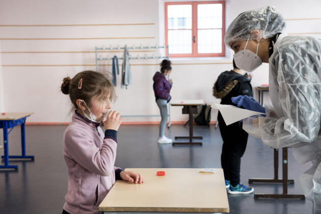 Lors de la première journée de tests salivaires à l’école primaire André-Davesne, à Périgueux, le 1er mars.