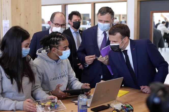 Emmanuel Macron lors de sa visite du site Industreet à Stains (Seine-Saint-Denis), le 1er mars.