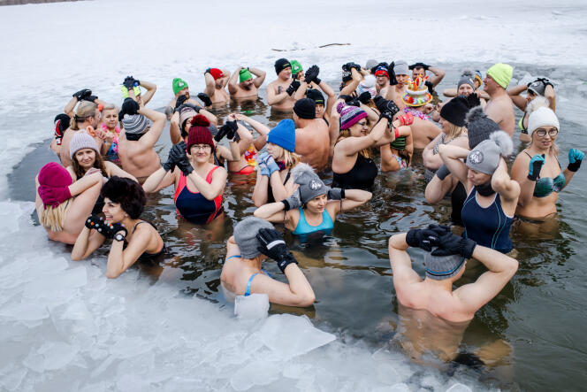 Chaque samedi matin, quelque 150 personnes se baignent dans les eaux glacées de l’étang de Zielonka, près de Varsovie (Pologne), ici le 20 février.
