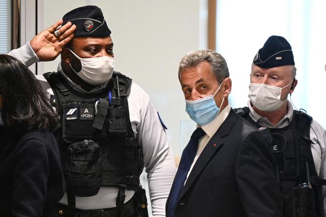 L’ancien président Nicolas Sarkozy arrive au palais de justice de Paris pour entendre le jugment de son procès, le 1er mars 2021.