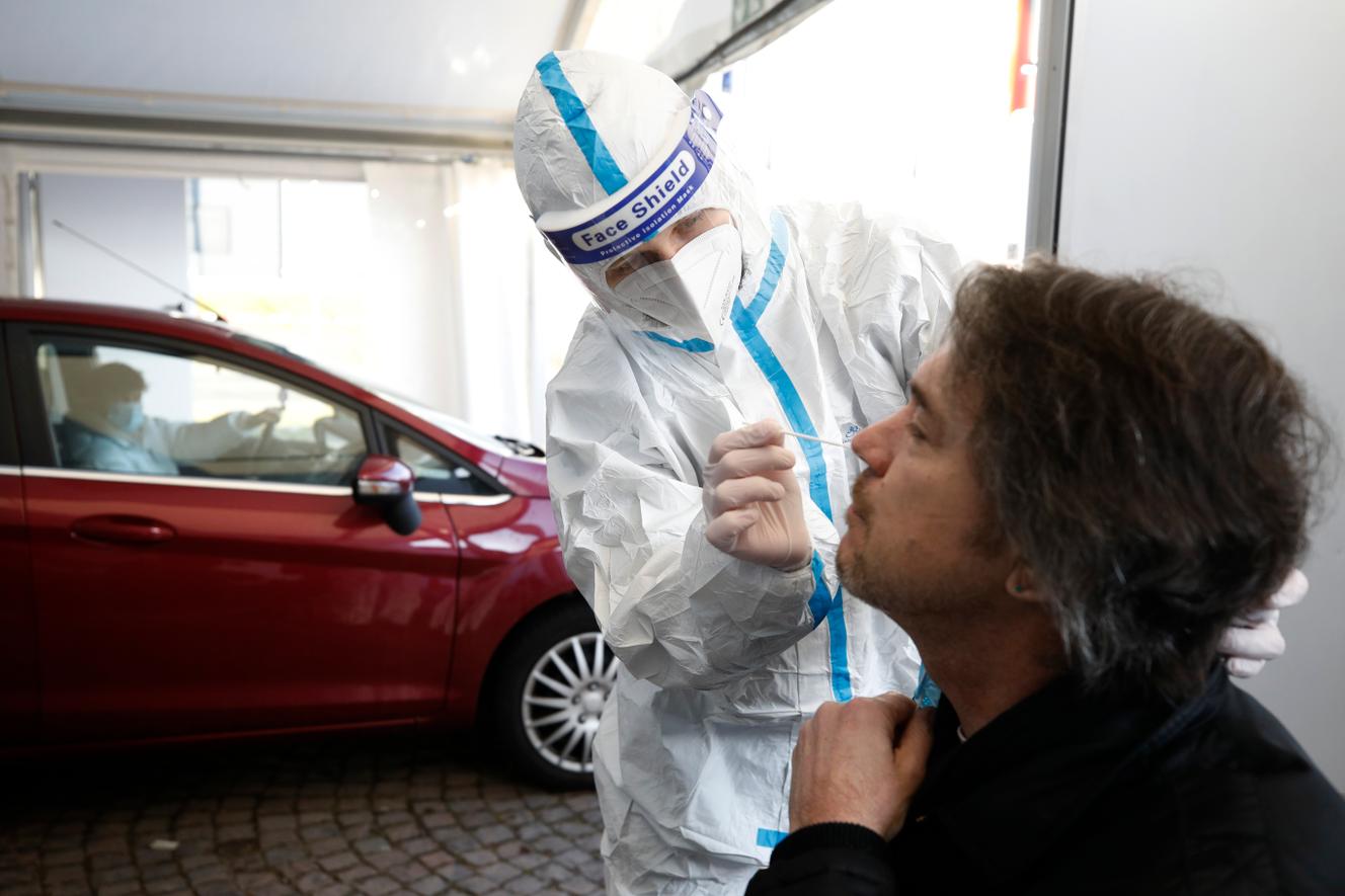 Ein deutscher Arbeiter wurde am Dienstag, 2. März 2021, in Saarbroken nahe der französischen Grenze getestet.