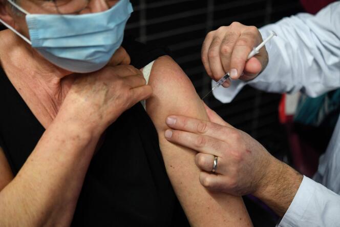 Une femme reçoit une dose du vaccin Pfizer-BioNTech, dans un centre de vaccination, à Garlan (Finistère), le 2 mars.