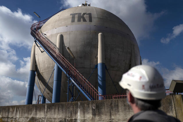 La sphère, emblème du site, contient encore 750 tonnes d’ammoniac. A Mazingarbe (Pas-de-Calais), le 26 février 2021.