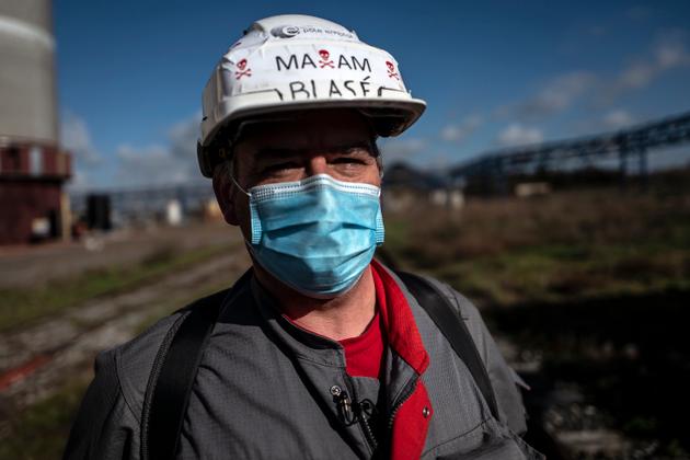 Olivier Bouchez, chef de fabrication. Comme tous les salariés, il porte un sac a dos qui contient un masque de protection en cas de fuite de produit toxique.
