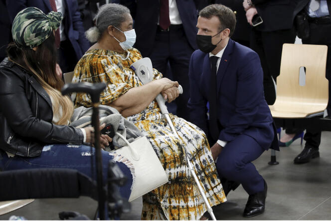 Le président Emmanuel Macron visite un centre de vaccination de la Caisse primaire d'assurance-maladie à Bobigny (Seine-Saint-Denis), le 1er mars.