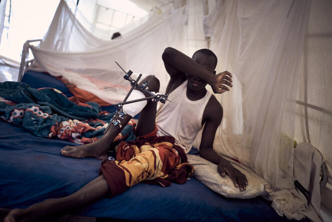 Un blessé de guerre hospitalisé à l'hôpital Somine Dolo de Mopti, au centre du Mali, après avoir été opéré pour des blessures par balles, le 9 février 2021.