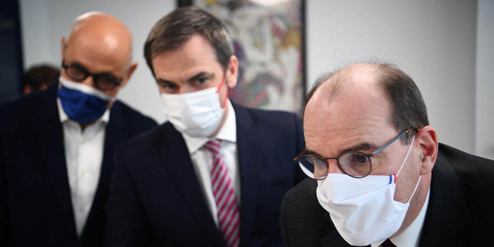 French Prime Minister Jean Castex (L) and French Health Minister Olivier Veran (C) visit a health center for the start of the Covid-19 vaccination campaign by the town medicine on February 25, 2021 in Paris. / AFP / POOL / Christophe ARCHAMBAULT