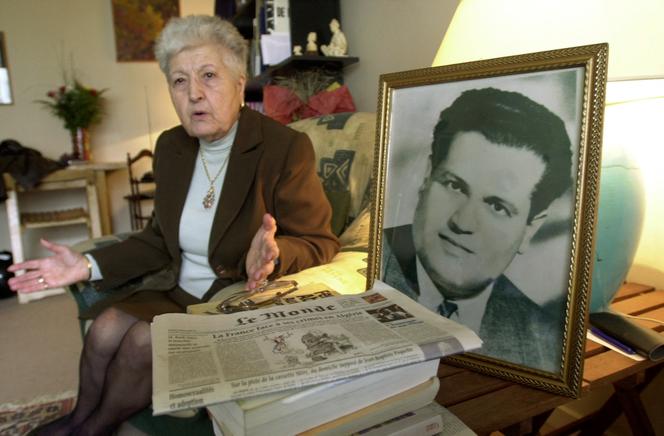 Malika Boumendjel, veuve de l’avocat algérien Ali Boumendjel donne une interview en mai 2001 à son domicile à Puteaux (Hauts-de-seine), sur la mort de son mari lors de ses quarante-trois jours de détention par l’armée française, le 23 mars 1957.