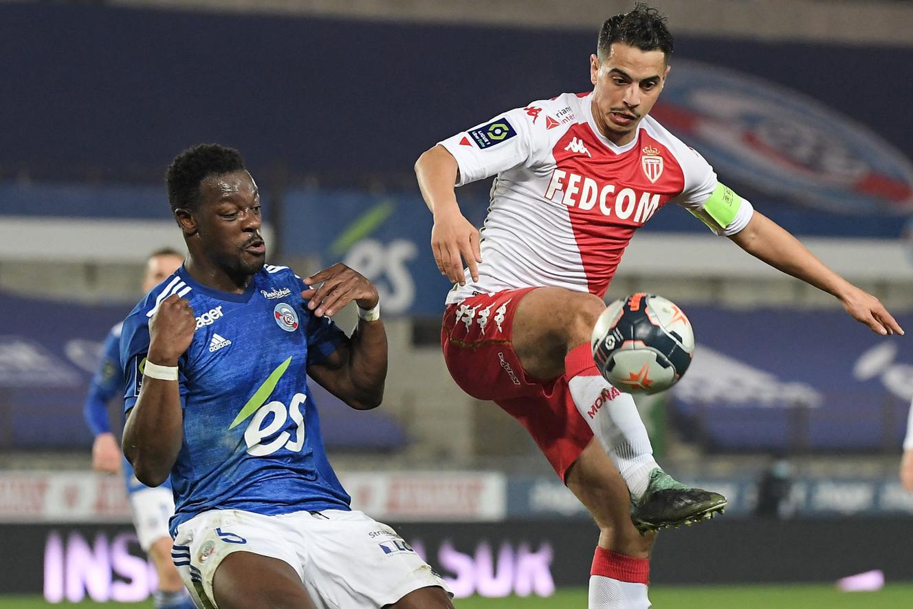 L’attaquant français monégasque Wissam Ben Yedder (à droite) et le défenseur ivoirien strasbourgeois Lamine Kone, le 3 mars, au stade Meinau à Strasbourg.