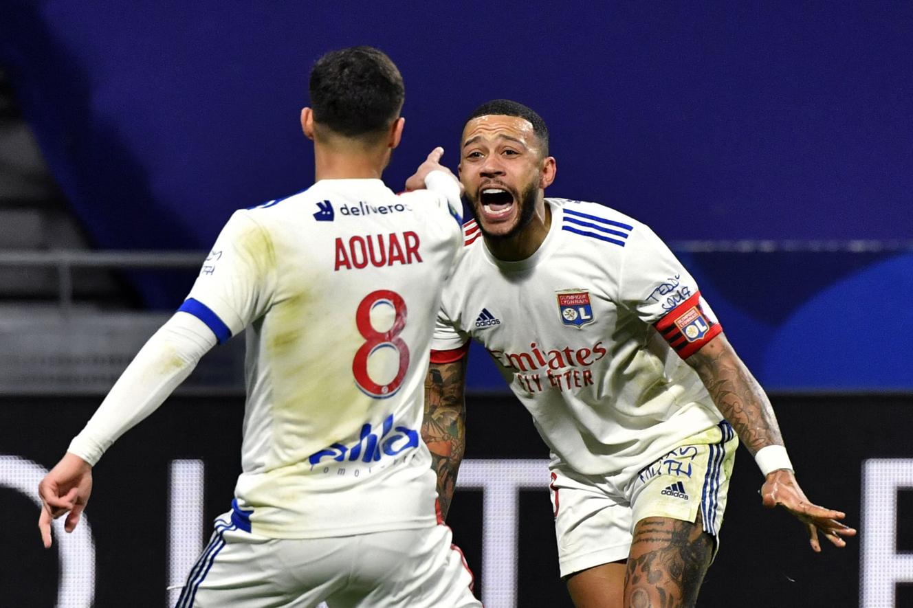 Houssem Aouar et Memphis Depay, le 3 mars, au Groupama Stadium à Décines-Charpieu, près de Lyon.