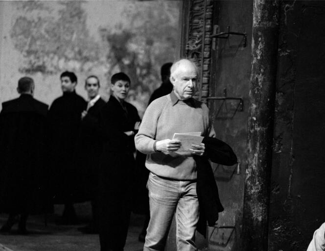 Le metteur en scène Peter Brook, pendant les répétitions de « La Tempête » de Shakespeare, aux Bouffes du Nord, à Paris, en septembre 1990.