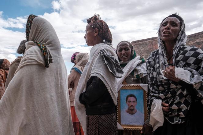 Les gens pleurent les victimes d’un massacre qui aurait été perpétré par des soldats érythréens dans le village de Dengolat, au nord de Makalé, la capitale du Tigray, le 26 février 2021.