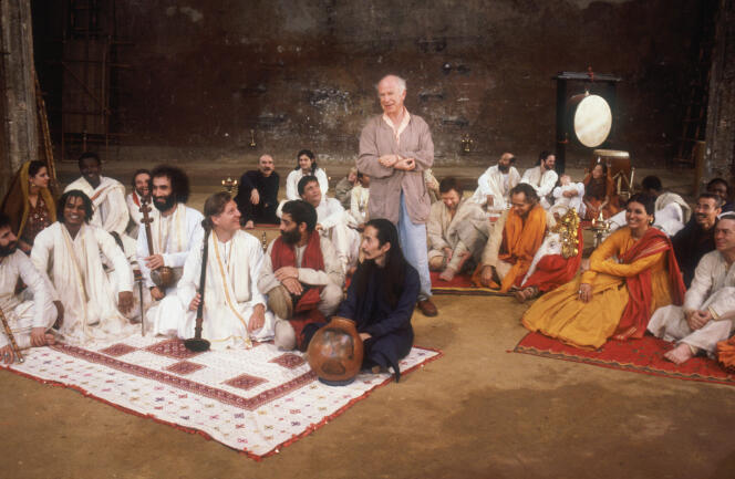 Peter Brook dirige une répétition du « Mahabharata » sur la scène des Bouffes du Nord, à Paris. La pièce est fondée sur un poème épique indien et a été adaptée par Brook et Jean-Claude Carrière.