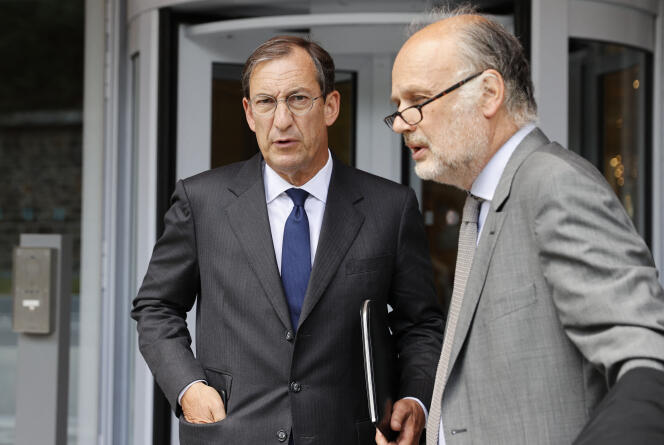 Nicolas Bazire, à gauche, directeur du développement de LVMH, à la sortie du tribunal, à Paris, le 15 juin 2020.