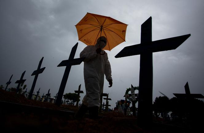 Dans un cimetière à Manaus, au Brésil, le 25 février 2021.