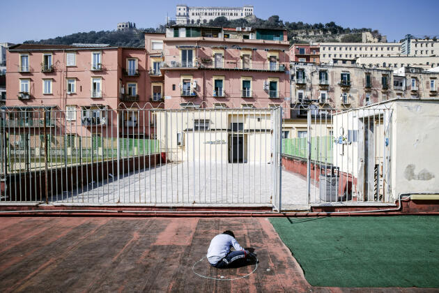Un enfant de l’école primaire joue sur la terrasse de la Fondation Foqus, installée dans les « quartiers espagnols », pendant un cours de dessin, le 24 février.