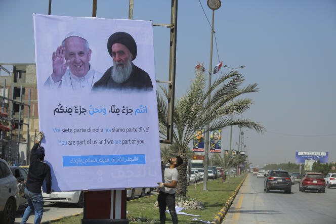 Une affiche annonce la prochaine visite du pape François et la rencontre avec un dirigeant musulman chiite, à Nadjaf, en Irak, le 3 mars.