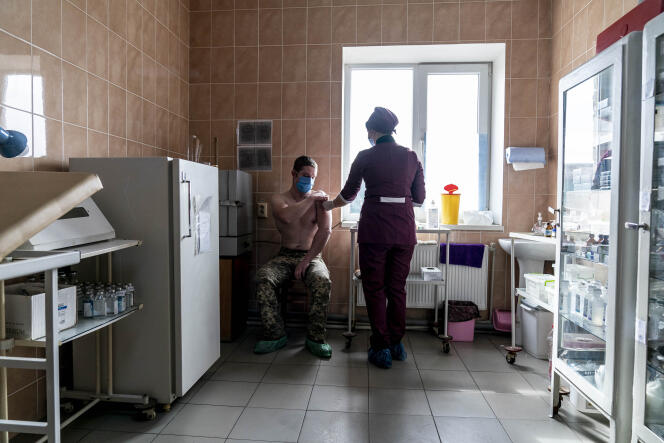 Un militaire ukrainien reçoit une dose du vaccin d’AstraZeneca, commercialisé sous le nom de CoviShield, à Kramatorsk, le 2 mars.