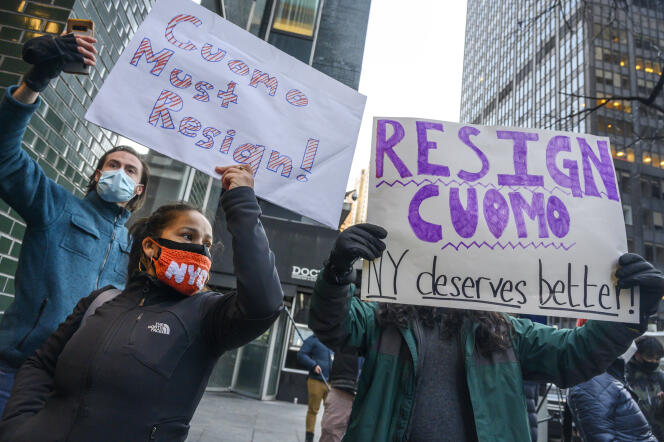 Manifestation pour la démission du gouverneur de New York, Andrew Cuomo, le 2 mars à Manhattan.