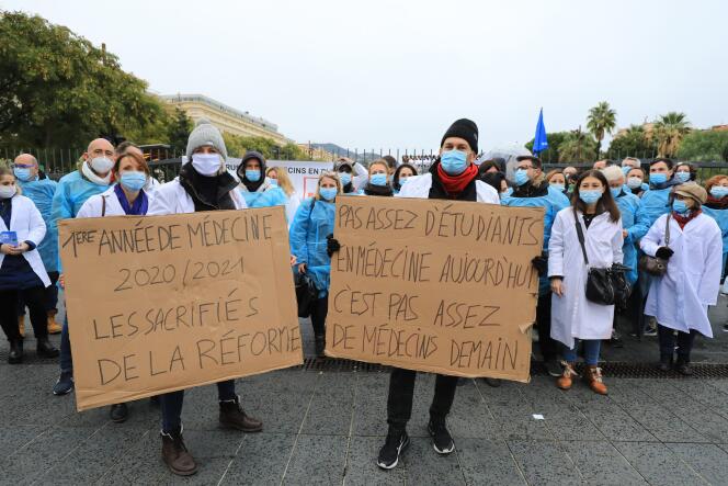 Des étudiants en médecine et leurs parents manifestent le 5 décembre 2020, à Nice.