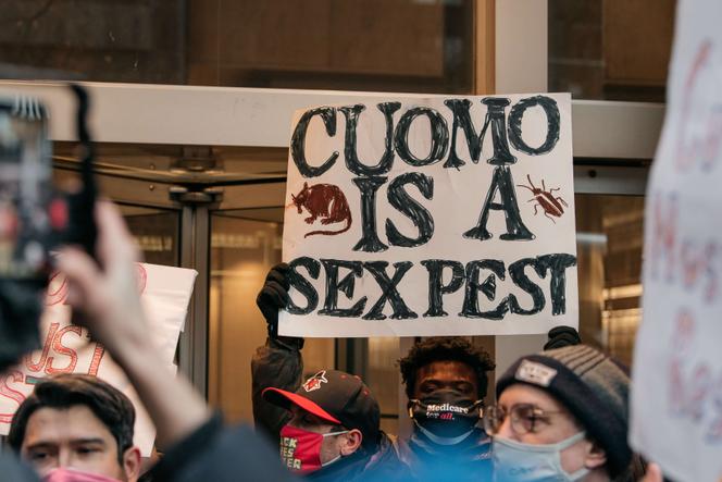 Une manifestation pour exiger la démission du gouverneur de New York, Andrew Cuomo, mardi 2 mars.