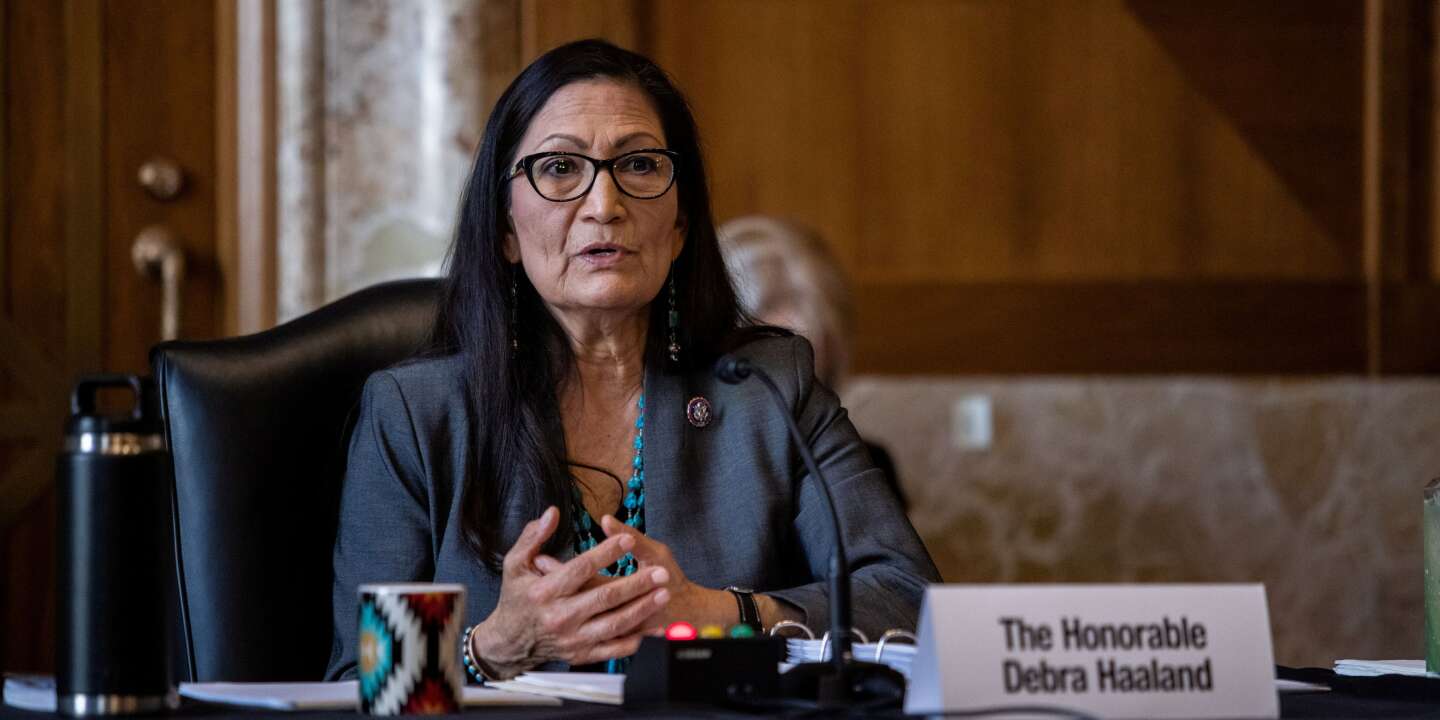 Photo of Deb Haaland, la primera nativa americana en ocupar un puesto ministerial en los Estados Unidos