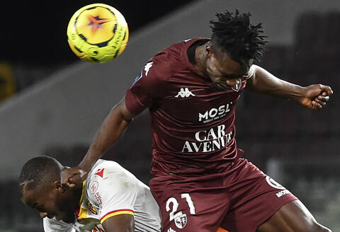Metz' French-Senegalese midfielder Opa NGuette (R) and Lens' Cameroonian forward Ignatius Ganago (L) fight for the ball during the French L1 football match between Metz (FC Metz) and Lens (RC Lens) at Saint Symphorien stadium in Longeville-les-Metz, eastern France, on December 19, 2020. (Photo by JEAN-CHRISTOPHE VERHAEGEN / AFP)