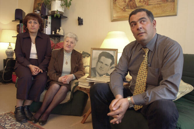 Malika Boumendjel, la veuve d’Ali Boumendjel, avec deux de ses enfants, le 5 mai 2001.