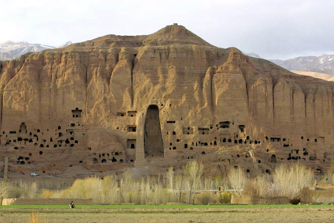 L’une des grottes de Bamiyan (Afghanistan), en avril 2002, dans lesquelles les bouddhas géants ont été détruits par les talibans en mars 2001.