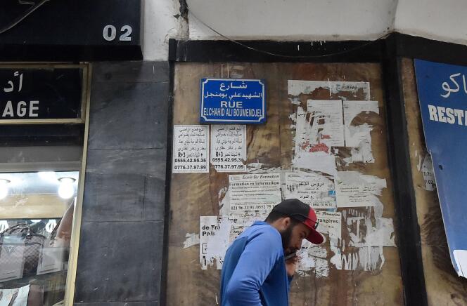 A Alger, plaque de rue rendant hommage à Ali Boumendjel, le 4 mars 2021.