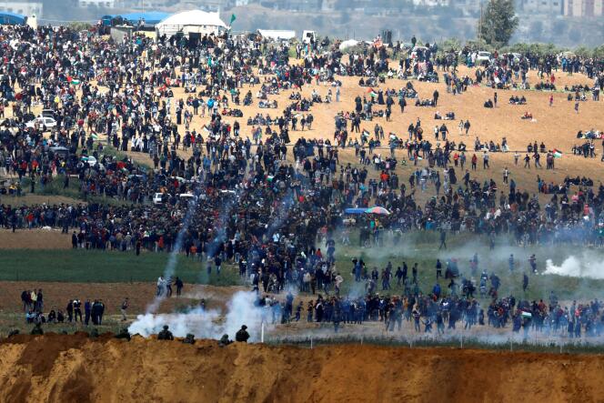 Des soldats israéliens tirant du gaz lacrymogène à la frontière avec Gaza en 2018.
