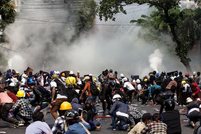La police tire des gaz lacrymogènes sur la foule lors d’une manifestation contre le coup d’Etat militaire, à Mandalay, en Birmanie, le 3 mars.