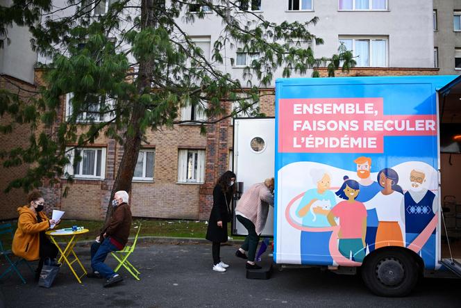 Une femme entre dans un camion de vaccination pour recevoir une dose de vaccin contre le Covid-19, à Stains (Seine-Saint-Denis), le 2 mars.
